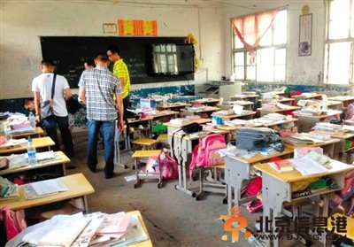 昨日上午，潜江市浩口镇第三小学，一男子劫持师生，被当场击毙。记者赶到现场时，警方正将歹徒尸体和疑似爆炸物运出<a href='http://www.bjxxg.cn/edu/xiaoyuan/' target='_blank'><u>校园</u></a>。《楚天都市报》 徐剑桥 摄