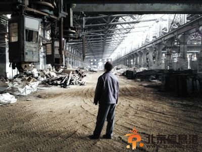 抚顺铝厂破产后，废弃的电解铝车间。新京报记者