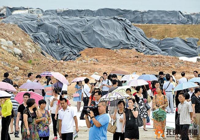 火烧岗有多臭?千名校长掩鼻参观垃圾填埋场 救护车一旁待命