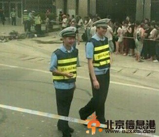 水泥车撞人协警笑
