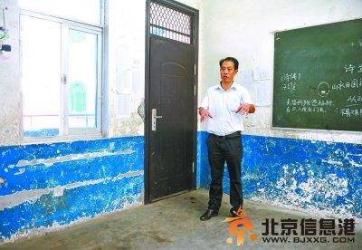 在事发现场，浩口镇党委副书记、纪委书记王林华讲述事件经过。新华社发