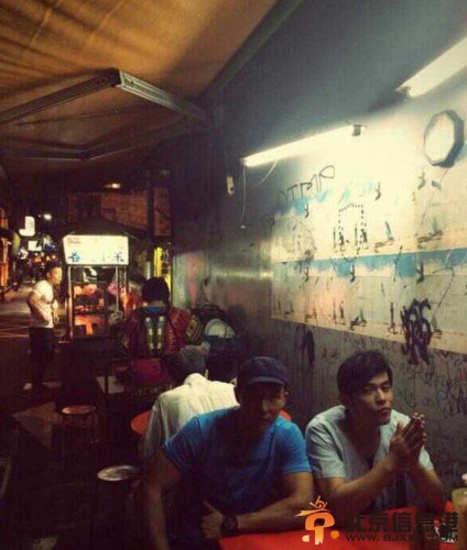 &ldquo;天王&rdquo;周杰伦吃路边摊晒照 网友点赞当得起天王经得起平凡