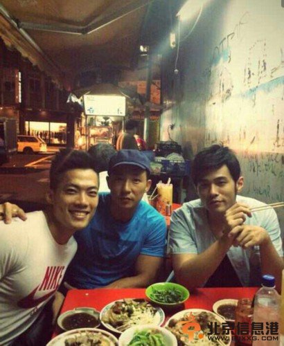 &ldquo;天王&rdquo;周杰伦吃路边摊晒照 网友点赞当得起天王经得起平凡