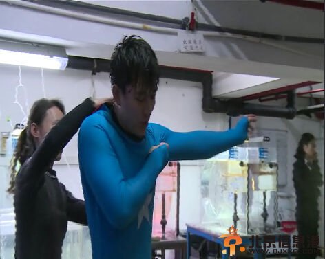 《爸爸回来了》贾乃亮为女儿表演潜水险晕倒