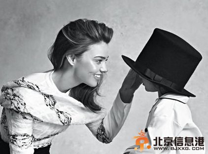 米兰达可儿携小弗林拍摄温馨写真遭儿子掌掴推搡