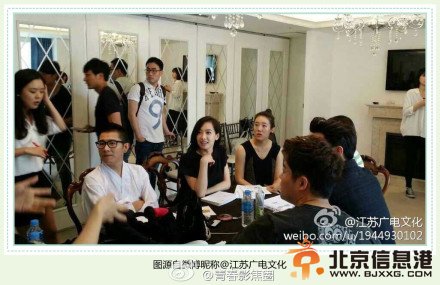 江苏卫视《最强天团》韩国首尔录制现场照片 fx宋茜任固定主持人