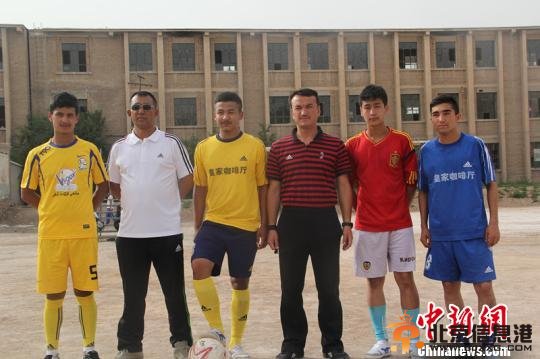 喀什六中教练阿迪力江被称为“新疆的马拉多纳”，曾经打过职业联赛。图为他（左二）与部分球员合影。　朱景朝　摄