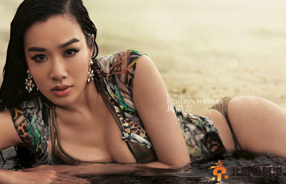 43岁钟丽缇泳装大片火辣辣 性感女神名不虚传[组图]