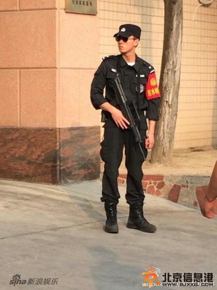 一夜爆红的丽水特警哥 长腿型男制服范儿帅哭网友