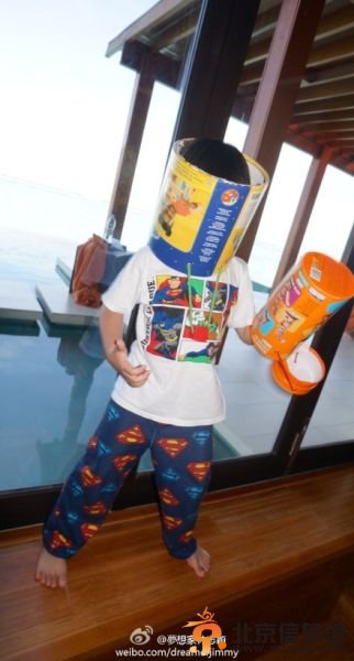 林志颖和老婆海边度假秀恩爱 可爱小Kimi搞怪出镜