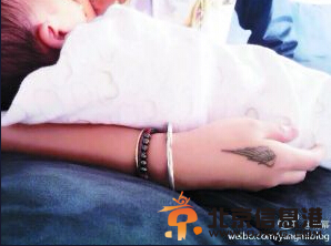 杨幂女儿侧面照曝光 干爹周笔畅探望舍不得走 