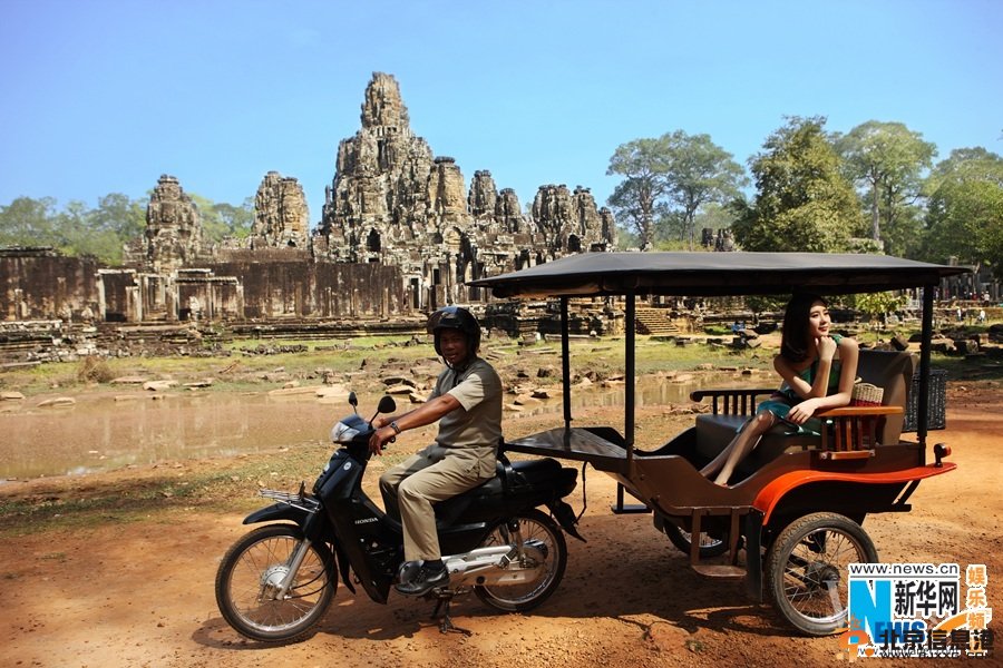 刘诗诗赴柬埔寨 笑容明媚探寻异域风情[组图]