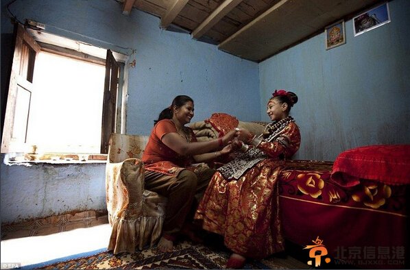 尼泊尔女神：脚不能沾地直到月经来潮（组图）