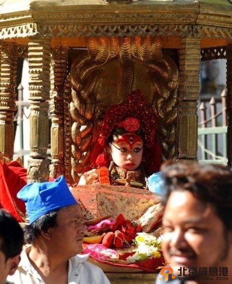 探秘尼泊尔脚不能沾地的女神 丈夫6个月内必死于咳血！