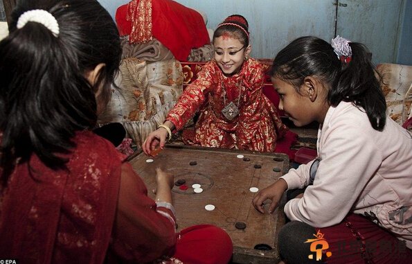 尼泊尔女神：脚不能沾地直到月经来潮（组图）