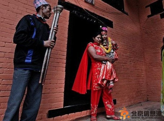 探秘尼泊尔脚不能沾地的女神 丈夫6个月内必死于咳血！