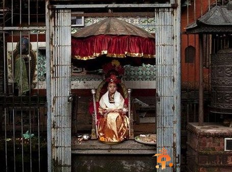 探秘尼泊尔脚不能沾地的女神 丈夫6个月内必死于咳血！