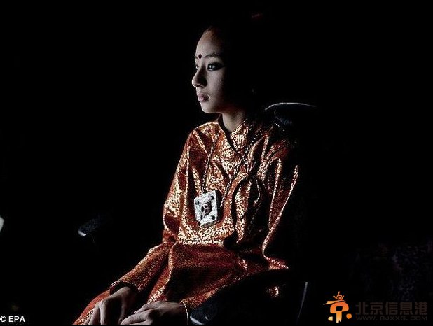 探秘尼泊尔脚不能沾地的女神 丈夫6个月内必死于咳血！