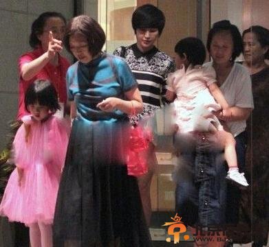 陆毅二胎女儿照片首曝光 粉色小长裙长相可爱