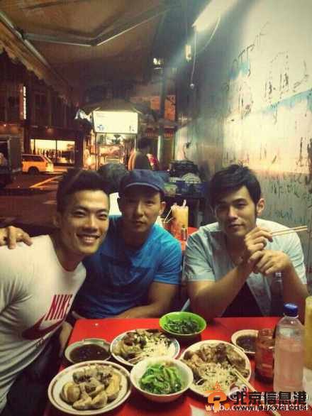 周杰伦带女友昆凌逛夜市大玩射汽球等游戏（图）