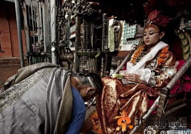 脚不能沾地的女神 必须是处女被选入成为女神后的姑娘 即荣幸又不幸 