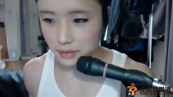 小伙将自己化妆成女中学生 对于化妆总有些男性深谙其道【组图】