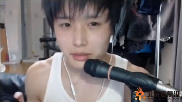 小伙将自己化妆成女中学生 对于化妆总有些男性深谙其道【组图】
