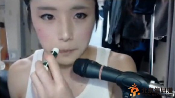 小伙将自己化妆成女中学生 对于化妆总有些男性深谙其道【组图】