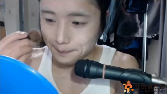 小伙将自己化妆成女中学生 对于化妆总有些男性深谙其道【组图】