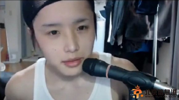 小伙将自己化妆成女中学生 对于化妆总有些男性深谙其道【组图】