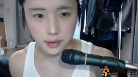 小伙将自己化妆成女中学生 对于化妆总有些男性深谙其道【组图】