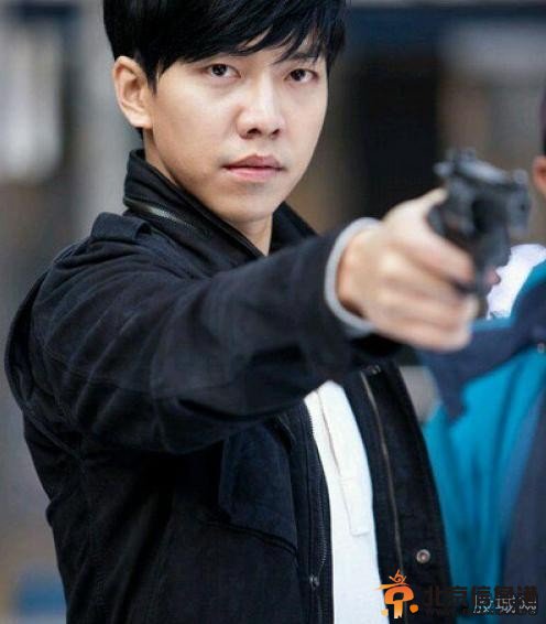 李胜基被刺伤眼看<a href='http://www.bjxxg.cn/ent/' target='_blank'><u>娱乐</u></a>圈 声称要‘充电休息’的<a href='http://www.bjxxg.cn/ent/mingxing/' target='_blank'><u>明星</u></a>多半去做微整形了