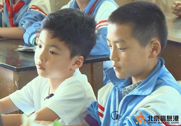 威廉弟弟和山里孩子一起上课