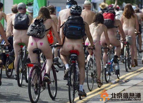 西班牙民众裸骑呼吁环保 数百男女赤身裸体耍流氓还是真环保【组图】