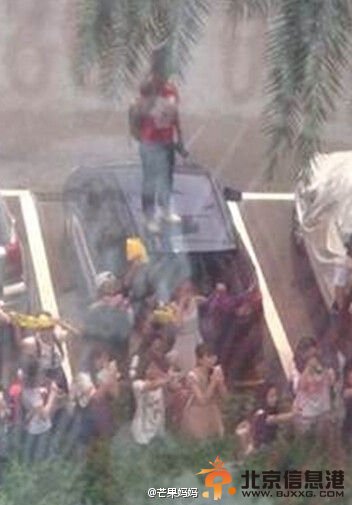 EXO录制《快乐大本营》粉丝疯狂 踩人车顶惨凹大坑