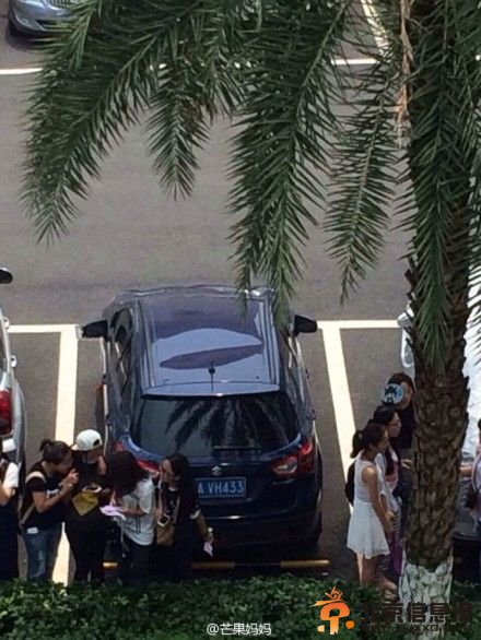 EXO录制《快乐大本营》粉丝疯狂 踩人车顶惨凹大坑