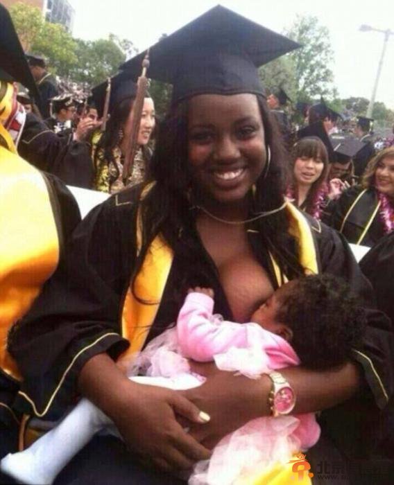 美国女大学生毕业典礼上当众哺乳惹争议(图)