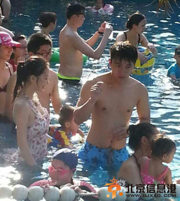 贾乃亮携妻儿海南度假 李小璐泳装秀身材