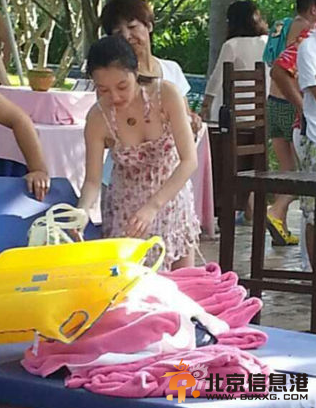 贾乃亮携妻儿海南度假 李小璐泳装秀身材