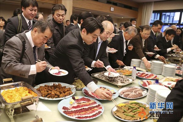 血腥的“美味” 日首相推商业捕鲸