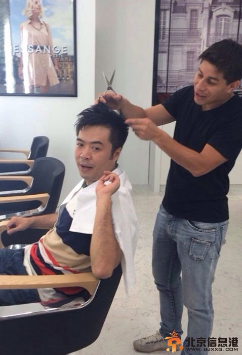 孔卡亲自为段暄理发