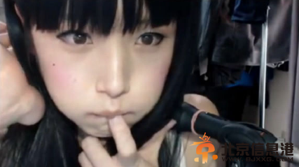 小伙化装成女中学生视频走红 高超化妆技巧女子自愧不如