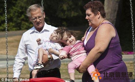 外公外婆带着塔蒂安娜和克莉丝塔一起玩耍