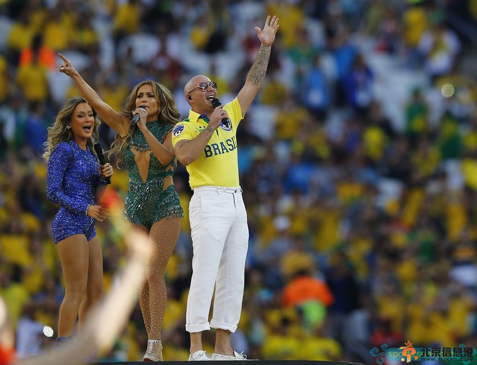 世界杯开幕！残疾球迷为盛会开球 天后引爆全场