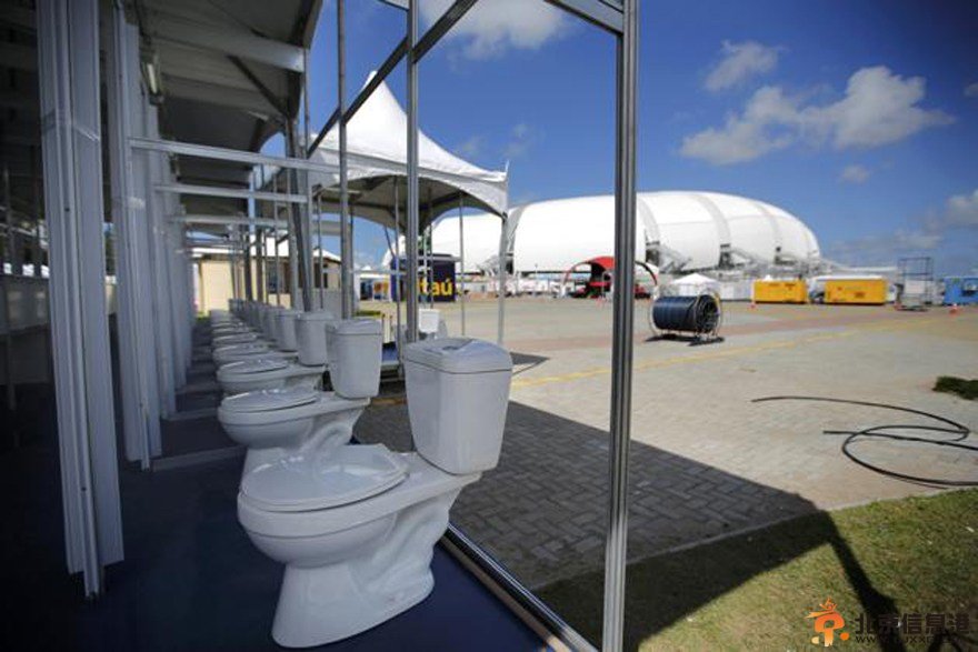 世界杯现无墙卫生间 工人大罢工造就露天厕所平【图】