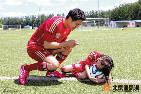 田亮(微博)日前在微博晒出和女儿森碟一起踢球的照片