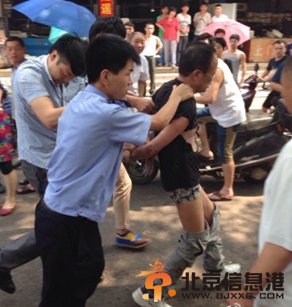 温州男子闹市引爆炸弹 被民众一脚撂倒