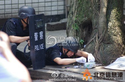 温州闹市区爆炸现场：警方徒手拆“弹”成功(图)