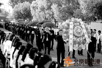 中国600远征军遗骸归国安葬 9旬老兵赴墓园迎接