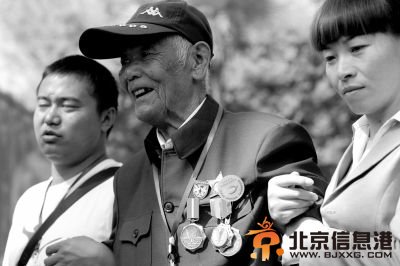 中国600远征军遗骸归国安葬 9旬老兵赴墓园迎接